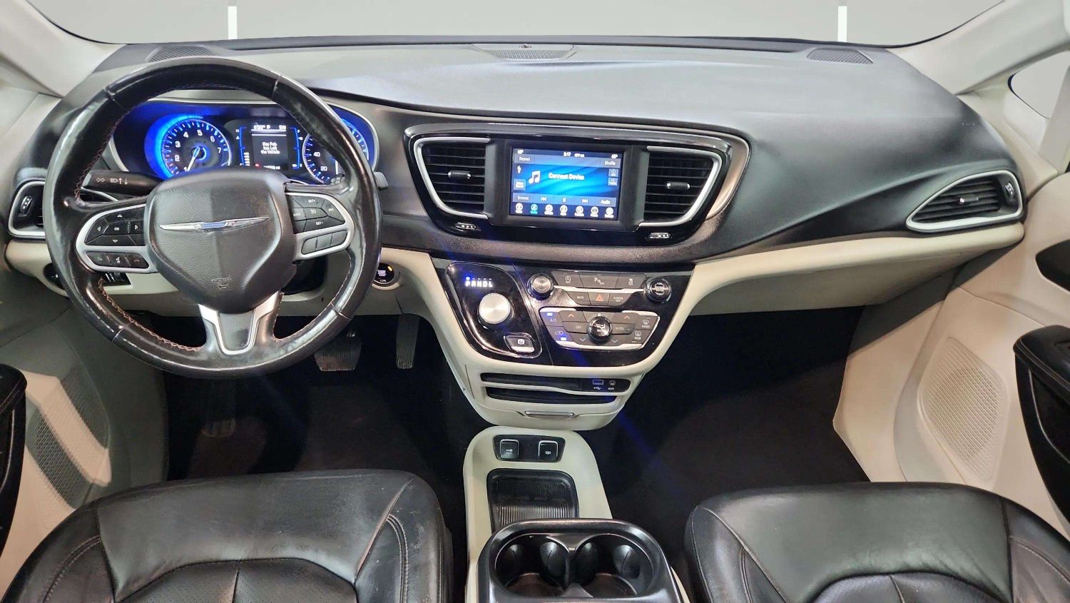 2020 Chrysler Pacifica Touring L's photo